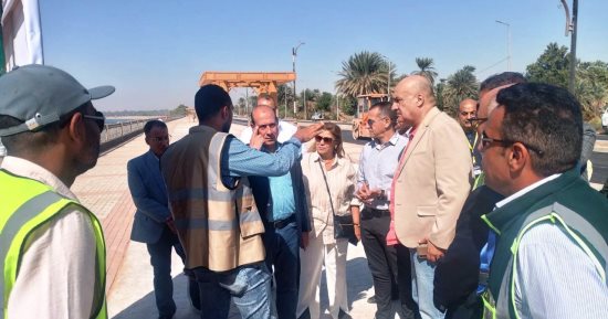 رئيس الجهاز المركزى للتعمير يتفقد مشروعات الطرق والمحاور بأسوان