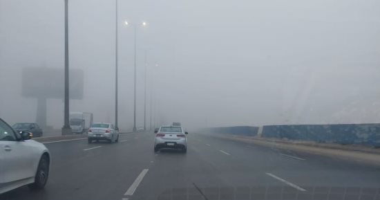 شبورة كثيفة تعطل حركة السيارات على طريق الواحات بالجيزة.. صور