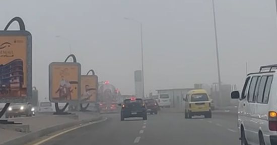 ضباب الشبورة يغطى طريق المحور وشوارع 6 أكتوبر ويبطئ حركة السيارات.. صور