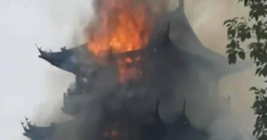 حريق يلتهم معبد وينتشانج الواقع على جبل فنجهوانج بالصين.. فيديو