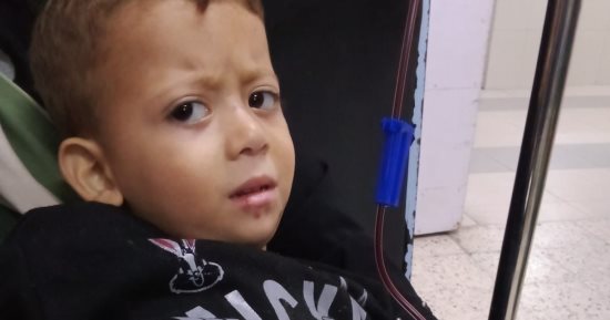 صرخة أم وأب فى وجه مستشفيات عاجزة بغزة.. طفل يصارع سرطان الدم بلا دواء