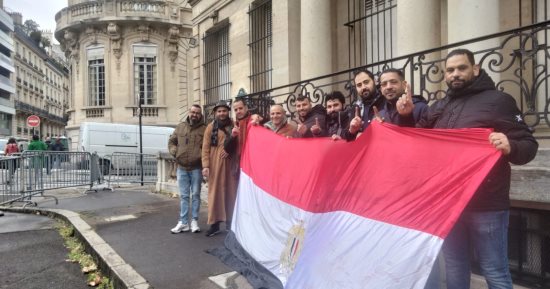 المصريون يحتشدون أمام صناديق الاقتراع بالخارج.. أبناء الجاليات المصرية: إقبال يفوق المرحلة الأولى بالإمارات والكل متحمس للمشاركة.. مشاركة واسعة للشباب.. سفير مصر فى عُمان لليوم السابع: مشاركة فاعلة لأبناء الوطن