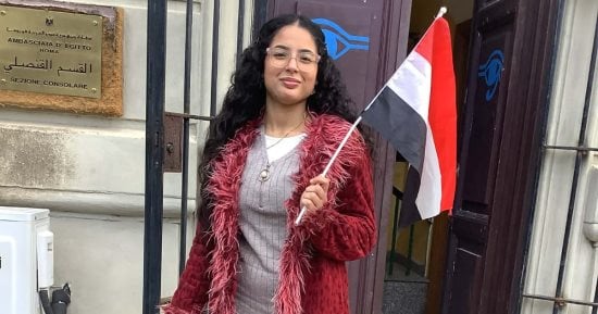 بالأعلام والسيلفى.. فرحة المصريين بالخارج بالمشاركة فى انتخابات النواب.. توافد أبناء الجاليات على الاقتراع قبل دقائق من الإغلاق.. سفيرنا بهونج كونج: الانتخابات تسير بانتظام.. الجالية بالكويت: إقبال من كل الفئات