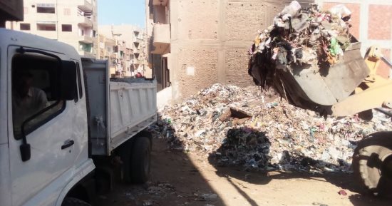 رفع 30 طنا من القمامة والمخلفات والأتربة بمدينة ناصر بحى شرق سوهاج
