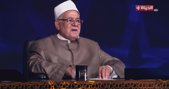 شاهد تأثر الشيخ حسن عبد النبى محكم دولة التلاوة أثناء العمرة عن ابنه المتوفى 