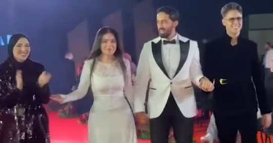 عرض أزياء إسلام سعد يجمع نجوم الفن ومى عز الدين تخطف الأنظار فى أول ظهور بعد الزواج