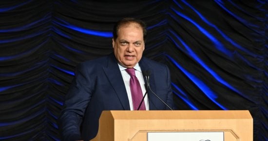 النائب محمد أبو العينين يتسلم جائزة القيادة البرلمانية العالمية المتميزة