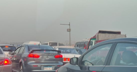شلل مرورى بالطريق السياحى اتجاه المنيب والمعادى وتوقف تام لحركة السيارات.. صور