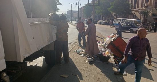 رفع 40 طنا من القمامة والمخلفات الصلبة بشوارع حى غرب سوهاج