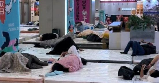 النوم فن مش عن عن.. رجل يفوز في مسابقة الاستلقاء بأكثر من 33 ساعة متواصلة