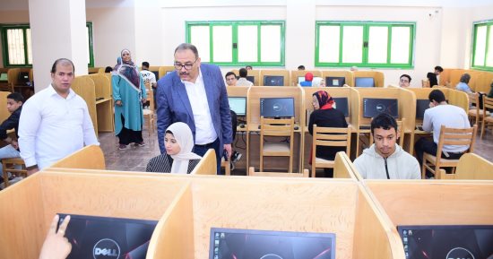 825 طالبا يؤدون اختبارات الميد تيرم إلكترونيا بكلية الطب جامعة سوهاج