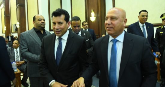 كامل الوزير وعدد من الوزاء ومحمد السعدى يقدمون العزاء في والدة وزير التموين