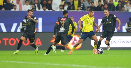 النصر ضد الخليج.. العالمي يتقدم بثنائية في الشوط الأول "فيديو"