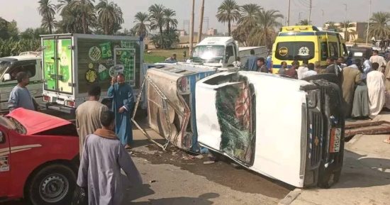 مصرع شخص وإصابة 5 آخرين إثر انقلاب سيارة نقل بصحراوى البحيرة