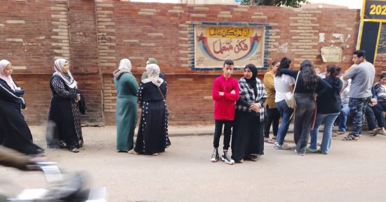 اصطفاف النساء رفقة أبنائهن في طوابير اللجان الانتخابية بعين شمس.. صور