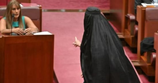 نائبة أسترالية تثير الجدل بعد ارتدائها النقاب داخل مجلس الشيوخ.. فيديو