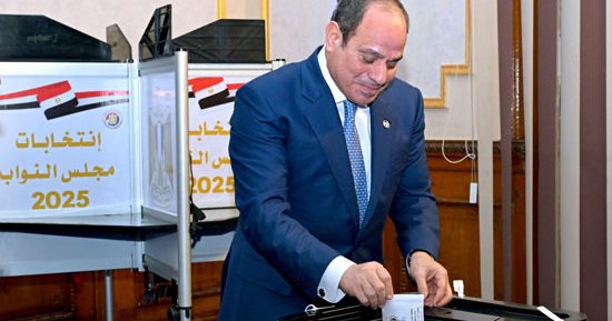 الرئيس السيسى يدلى بصوته فى انتخابات مجلس النواب
