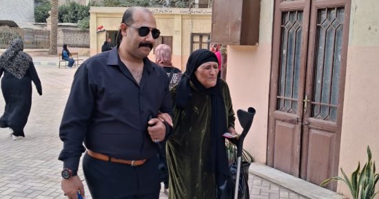 اللجنة المشرفة على الانتخابات تساعد كبار السن فى الإدلاء بأصواتهم 