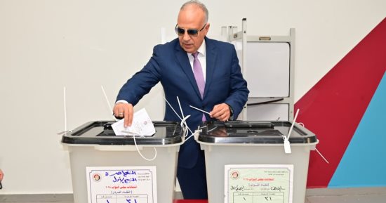 وزير الرى يدلى بصوته في انتخابات مجلس النواب
