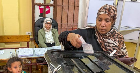 إقبال ملحوظ من الناخبين على لجان قصر النيل والزمالك.. والسيدات يصطحبن أطفالهن