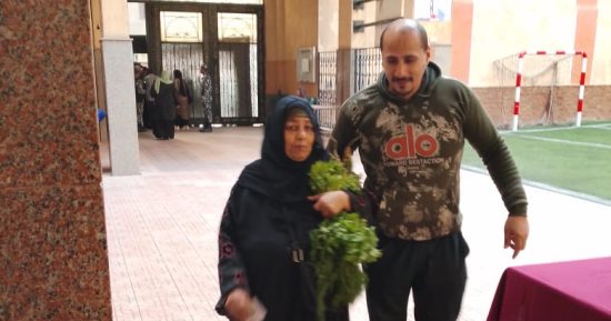 داخله اللجنة بـ فجل .. ناخبة تدلى بصوتها بعد التسوق فى لجنة بالمطرية.. صور