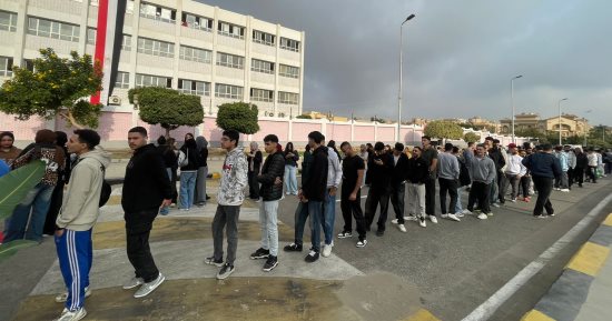 طوابير أمام لجان التجمع الخامس قبل فتح أبواب اللجان فى انتخابات النواب.. صور