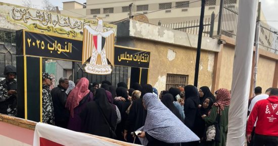 السيدات تتصدر المشهد أمام لجان حدائق حلوان والمعصرة فى انتخابات النواب.. صور
