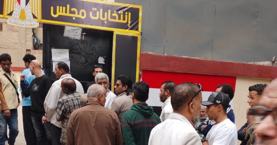 حشود كبيرة للناخبين فى المطرية مع بداية فتح أبواب لجان الانتخابات.. صور