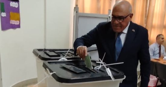 رئيس الهيئة العربية للتصنيع يُدلى بصوته فى انتخابات مجلس النواب