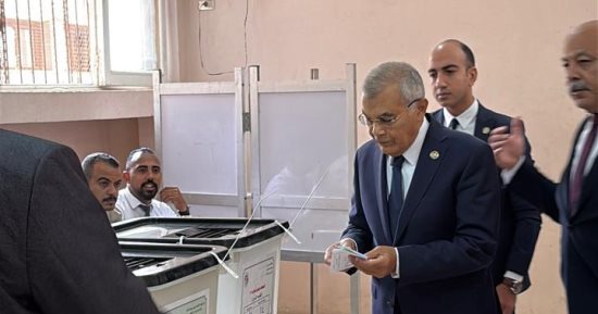 رئيس مجلس الشيوخ يصل مقر لجنته الانتخابية للإدلاء بصوته فى انتخابات النواب
