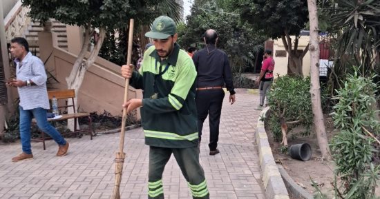 جنود الظل في يوم الانتخاب.. عمال النظافة يحمون جمال المشهد الديمقراطي بالعباسية