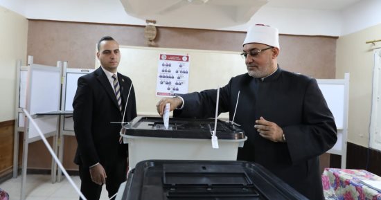 مفتى الجمهورية يدلى بصوته فى انتخابات النواب ويؤكد: التزام وطنى وتكليف شرعى
