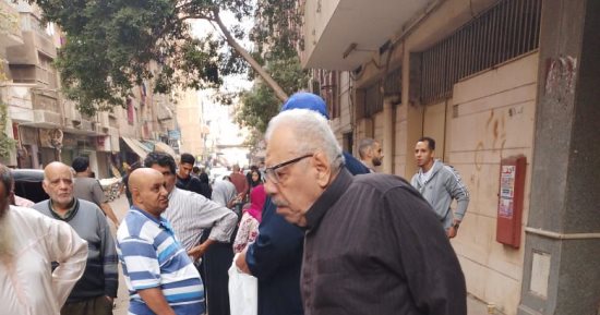 كبار السن يشاركون فى الانتخابات متكئين على عكاز بعين شمس والمطرية.. صور