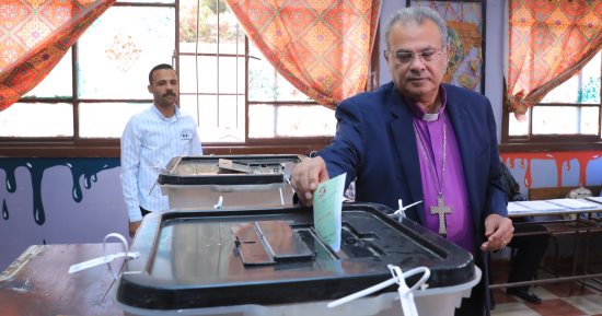 رئيس الطائفة الإنجيلية يدلي بصوته بانتخابات النواب: المشاركة مسؤولية وطنية