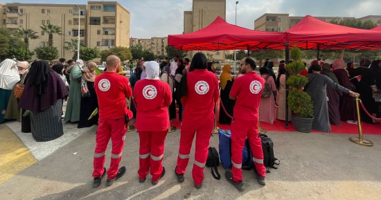 الهلال الأحمر فى التجمع الخامس لتأمين الناخبين وتقديم الإسعافات الأولية.. صور