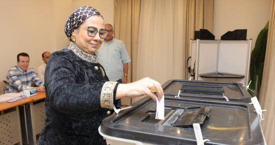 المستشارة أمل عمار تدلي بصوتها في المرحلة الثانية من انتخابات مجلس النواب 2025