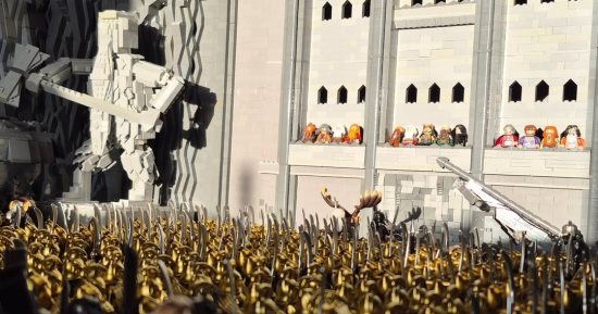 محب للعبة LEGO يعيد إحياء جبل إيريبور بعمل ضخم من 150 ألف قطعة.. فيديو