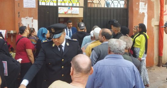 إقبال كبير يمتد فى طوابير.. توافد مكثف على لجان انتخابات النواب بالساحل.. صور