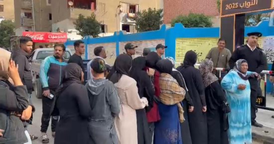 تزايد أعداد الناخبين أمام لجان مدينة السلام للتصويت بانتخابات النواب.. صور
