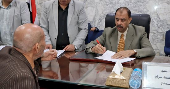 محافظ سوهاج يستمع لمطالب وشكاوى المواطنين فى اللقاء الجماهيرى