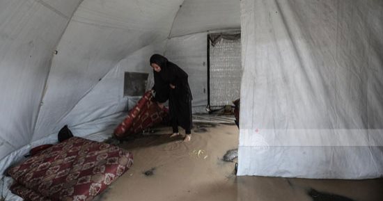 أمطار غزيرة تجتاح مخيمات النازحين فى غزة وسط أوضاع إنسانية خانقة