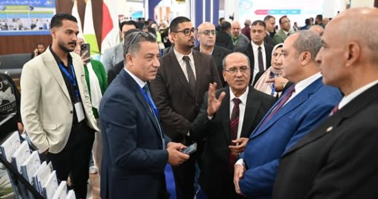 رئيس القابضة يتفقد جناح شركة مياه الجيزة ويبحث ميكنة التحصيل الحكومي