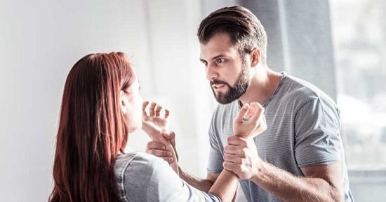 اليوم العالمى للقضاء على العنف ضد المرأة.. علامات بتقولك إن خطيبك عنيف