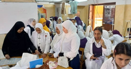 تدريب طلاب وطالبات 3 مراكز بسوهاج على مهن الخياطة والتفصيل 