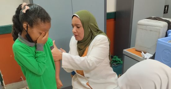تطعيم 431 ألف طفل فى حملة الحصبة بأسوان بنسبة 76٪