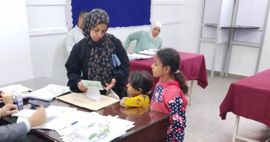 الناخبون يصطحبون أبناءهم خلال عملية التصويت فى عين شمس والمطرية.. صور