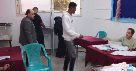 كبار السن والشباب يتصدرن المشهد الانتخابى فى عين شمس والمطرية.. صور