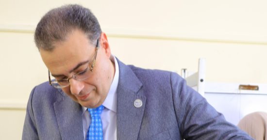 رئيس الجهاز المركزى للتنظيم والإدارة يدلي بصوته فى انتخابات مجلس النواب