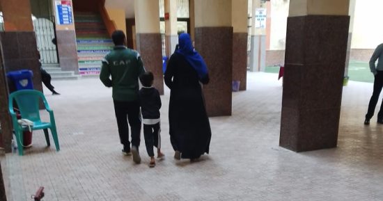 زوجان يصوتان في لجنة واحدة بعين شمس ويصطحبان طفلهما أمام الصندوق.. صور