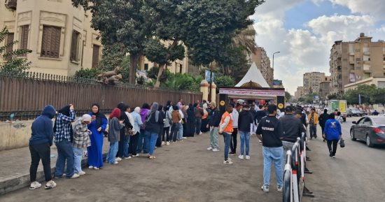 اصطفاف الأجيال فى طوابير اللجان بالشباب والفتيات المشاركون بانتخابات النواب بالعباسية